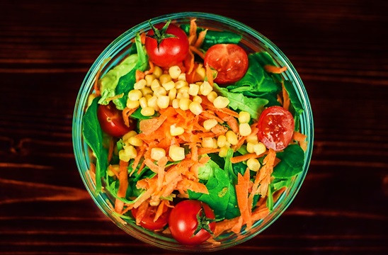Bên cạnh đó, còn có các loại rau xanh và trái rất ngon để làm salad và giàu chất béo có lợi: Trái bơ nổi bật nhờ giàu chất béo Omega-3 và bạn có thể thêm vài lát bơ vào salad cho vị bùi béo thơm đặc trưng của bơ. Cải xoăn, cải Brussels và rau chân vịt. Một điểm thưởng là khi bạn ướp các loại hạt, ngũ cốc và quả này vào salad bạn tạo ra nguồn chất béo dồi dào để bạn dễ no nhanh hơn và ăn ít đi các chất béo có hại khác và giảm cân mau hơn.