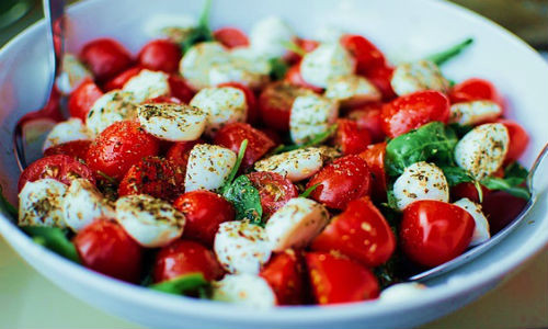 Bảo vệ trái tim quý giá: Nếu bạn là người thích ăn salad xà lách cà chua tươi thì bạn không những có một đôi mắt tinh tường khỏe mạnh như trên mà trái tim yêu quý của bạn cũng được chăm sóc. Cụ thể, rau xà lách xanh có chứa hàm lượng cao axit folic (vitamin B9 ) và chất xơ để bảo vệ trái tim. Axit folic làm tăng lượng hồng cầu, vì thế cải thiện tình trạng thiếu máu ở trẻ em và phụ nữ mang thai. Bên cạnh đó, Axit folic còn có tác dụng ngăn ngừa bệnh đột quỵ và tim mạch.
