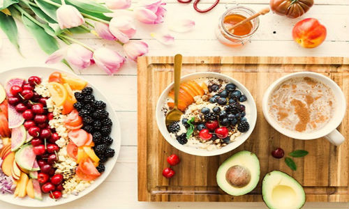 Cải thiện tâm trạng ăn uống: Khi ăn salad cũng như các bữa ăn thông thường khác, yếu tố tâm trạng hài hòa thoải mái, không gian và cách bài trí đồ ăn cũng như bát đĩa là rất quan trọng. Cụ thể, khi dùng bữa một mình bạn có thể nghe nhạc nhẹ thư giãn không lời và ăn trong sự im lặng. Nếu ăn với gia đình hay bạn bè thì tránh nói những chuyện căng thẳng có thể gây chán ăn tạm thời hay lâu dài. Một số hoạt động thể chất khác để bạn ăn ngon miệng hơn là đi bộ nhẹ một vòng, đi tập thể dục hay đi tắm trước khi ăn.
