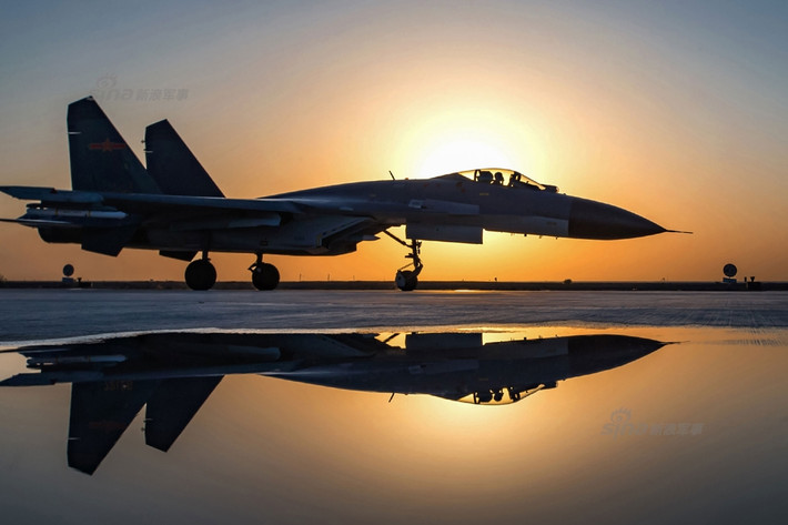 Khi đặt cạnh nhau, khó có thể phân biệt nổi Su-27 bản gốc và J-11 bản nhái do Trung Quốc sản xuất. Thậm chí, từ phiên bản J-11, Trung Quốc còn phát triển ra nhiều phiên bản phi cơ khác với nhiều mục đích sử dụng khác nhau như J-11B và J-15. Nguồn ảnh: Sina.