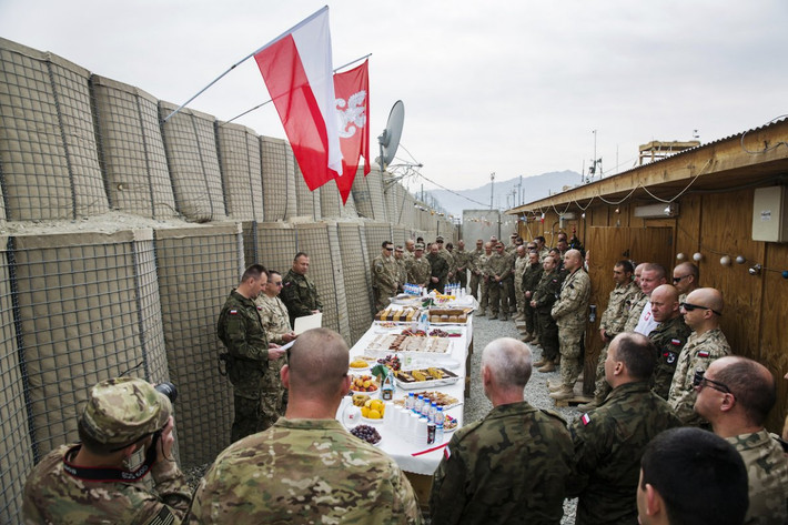 Binh lính Mỹ và Ba Lan tại Afganistan đón Noel dưới chiến hào. Nguồn ảnh: BI.
