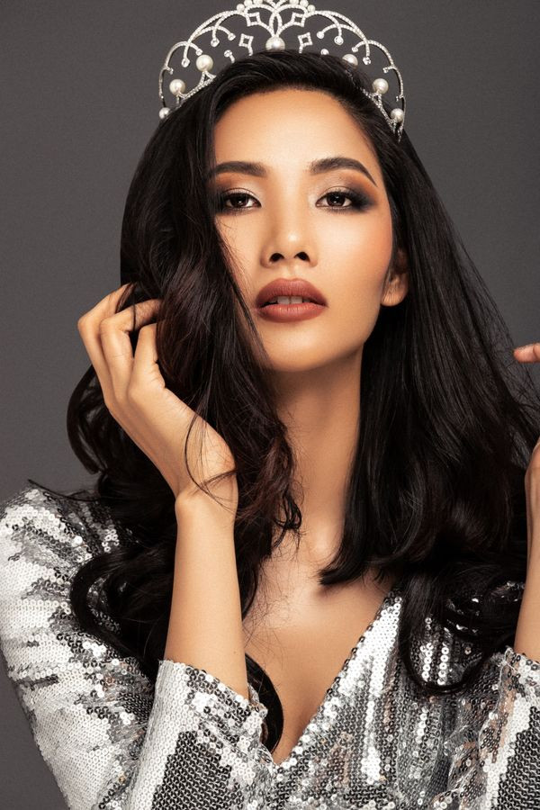 Bên cạnh việc Meenakshi Chaudhary sẽ kết thúc nhiệm kỳ Á hậu tại Miss Grand International vào tháng 10 tới, cô nàng còn hội tụ đủ mọi yếu tố về sắc vóc, kỹ năng trình diễn, sức hút đối với người hâm mộ nếu được tin tưởng giao dải sash Miss Universe India 2019.