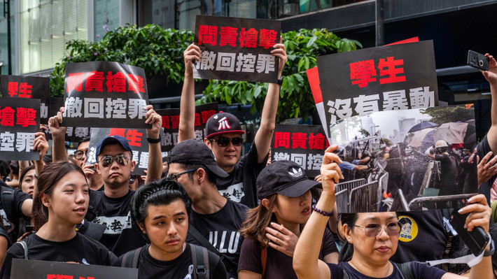 Mặc dù chính quyền Hong Kong đã tuyên bố hoãn vô thời hạn dự luật dẫn độ từ chiều hôm qua 15/6 (theo giờ địa phương). Tuy nhiên tới chiều ngày 16/6, người dân Hong Kong vẫn tiếp tục xuống đường để phản đối dự luật này. Nguồn ảnh: Telegraphs.