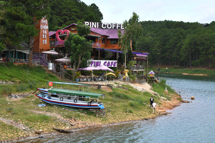 Quán cà phê Pini Coffee, một trong những địa điểm yêu thích của khách du lịch mỗi khi đến thăm hồ Tuyền Lâm từng là nhà chờ du khách khi tham quan Khu du lịch hồ Tuyền Lâm. Công ty TNHH Li Mi đã “biến đổi” hoàn toàn công năng nhà chờ thành cửa hàng kinh doanh cà phê.