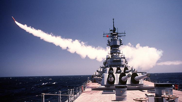 Kể từ đó, Tomahawk luôn là lựa chọn đầu tiên đối với bất kỳ giải pháp quân sự nào. Theo History Navy, từ năm 1993-1998, 530 tên lửa Tomahawk đã được sử dụng để tấn công các mục tiêu quân sự ở Iraq, Bosnia, Afghanistan và Sudan. Tomahawk được mệnh danh là "Sứ giả chiến tranh" vì nó thường là vũ khí đầu tiên được sử dụng. Ảnh: Hải quân Mỹ.