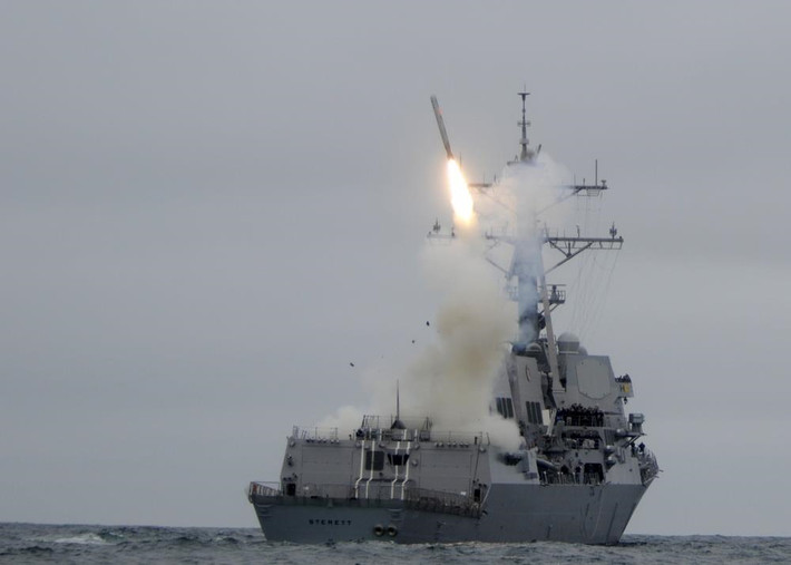 Các tên lửa Tomahawk được sử dụng trong chiến tranh Kosovo đã được nâng cấp với hệ thống dẫn đường chính xác hơn, cùng các hệ thống gây nhiễu khiến phòng không Serbia có ít thời gian hơn để đánh chặn. Ngoài ra, bom thông minh JDAM lần đầu được sử dụng đã hỗ trợ đắc lực cho Tomahawk. Ảnh: DVIDS.