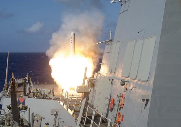 Iraq là quốc gia bị tấn công bằng tên lửa Tomahawk nhiều nhất thế giới. Trong 2 cuộc chiến tranh Vùng Vịnh lần thứ nhất và thứ 2, tổng cộng 1.528 tên lửa đã được các chiến hạm của Mỹ bắn vào Iraq, tiếp đến là Serbia. Lần gần nhất mà Tomahawk được sử dụng là ngày 13/4/2018, 66 tên lửa Tomahawk đã tấn công các mục tiêu ở Syria để đáp trả cáo buộc quân đội nước này tấn công hóa học vào thường dân. Ảnh: DVIDS.