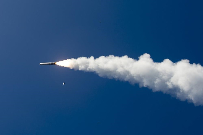Chiến trường Kosovo tiếp tục khẳng định sức mạnh và uy lực không thể chối cãi của Tomahawk trong việc làm thay đổi chiến trường hiện đại. Hãng tin TASS của Nga, tháng 3/1999, dẫn lời các quan chức quân đội Serbia nói rằng tên lửa Tomahawk hóa ra không chính xác như người Mỹ quảng cáo. Họ tuyên bố đã đánh chặn 20 tên lửa, nếu so với con số 218 tên lửa đã được sử dụng, thì gần 200 tên lửa đánh trúng mục tiêu cũng đủ để phá hủy phần lớn sức mạnh quân đội Serbia. Ảnh: DVIDS.
