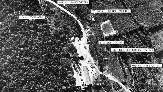Khủng hoảng tên lửa Cuba hay còn gọi là Khủng hoảng tháng 10 Cuba - do nó diễn ra vào tháng 10/1962. Cuộc khủng hoảng kéo dài chính xác 12 ngày này được coi là 12 ngày dài nhất chiến tranh Lạnh - 12 ngày đưa cả thế giới tiến gần tới chiến tranh thế giới thứ ba nhất trong lịch sử. Nguồn ảnh: Thearchive.