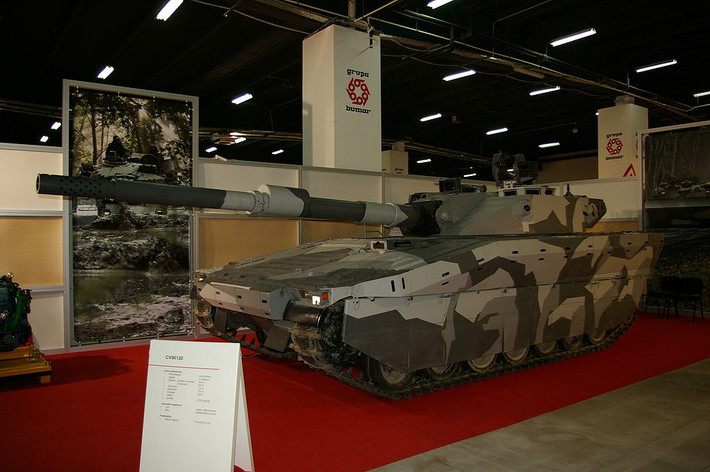 Về cơ bản, khả năng sống sót của CV90 trên chiến trường tỷ lệ thuận với trọng lượng của nó - nghĩa là càng có nhiều hệ thống giáp hoặc hệ thống phòng vệ chủ động, CV90 sẽ càng có trọng lượng lớn hơn nhưng tối đa không vượt quá 35 tấn để đảm bảo tính cơ động của phương tiện. Nguồn ảnh: QQ.