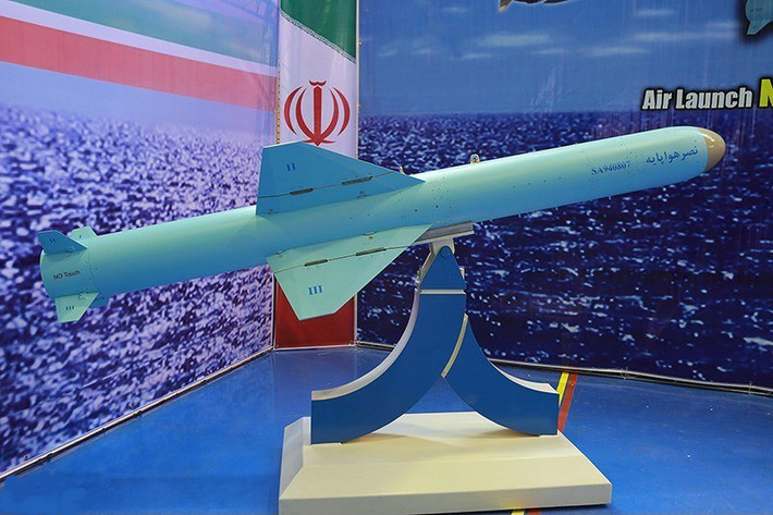 Đầu tiên phải kể đến tên lửa chống hạm Nasr-1 của Iran, đây là loại tên lửa chống hạm được Iran sao chép bất hợp pháp từ phiên bản C-704 của Trung Quốc. Về cơ bản loại tên lửa chống hạm tầm ngắn cỡ nhỏ này có thể hạ gục mọi tàu có trọng tải từ 1500 tấn trở xuống. Nguồn ảnh: Commons.