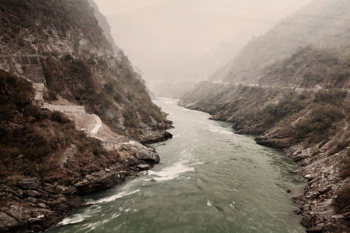 Băng tuyết tan trên dãy Himalaya là nguồn cung cấp nước chính cho sông Hằng. Tại khu vực thượng lưu, nước sông Hằng được miêu tả là trong, sạch và có thể uống trực tiếp. Thế nhưng, tại khu vực hạ nguồn, sông Hằng đang đối mặt tình trạng ô nhiễm nặng do tình trạng quá tải dân số. Trong ảnh, một đoạn sông Hằng tại khu vực thượng nguồn ở miền Bắc Ấn Độ. Ảnh: Di Sturco/CNN.