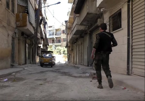 Một binh sỹ Syria đang tác chiến ở đô thị trong đợt tấn công đẩy lùi khủng bố.