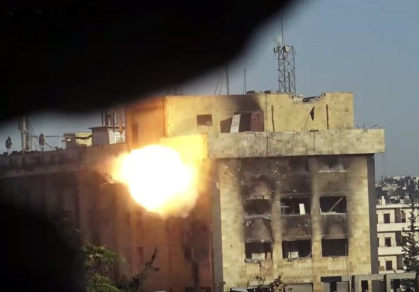 Hỏa lực phóng ra trong một cuộc phản công của lực lượng chính phủ Syria tại quận này.