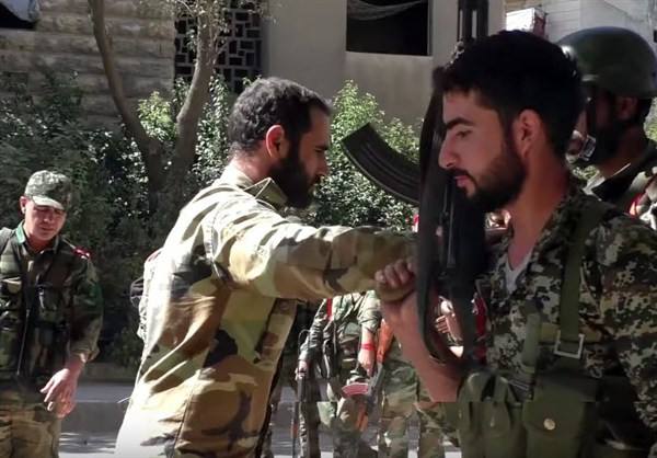 Những thành viên lực lượng vũ trang Syria tham gia tấn công lại bọn khủng bố.