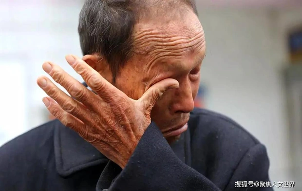 Lúc này, một trong ba người con của ông phát hiện ra ba viên ngọc bích cổ dưới gối của cha mình. Thay vì giải quyết một cách hòa thuận, ba người con tiếp tục cãi nhau vì tài sản này. Ông Mạc cảm thấy thất vọng trước lòng tham của con cái và không muốn sống chung với họ nữa.