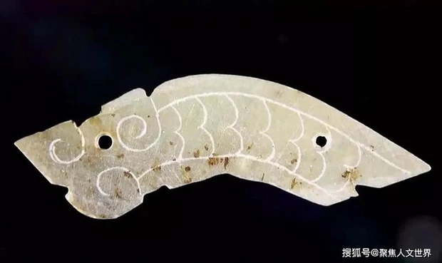 Đây là các món đồ ngọc cổ quý hiếm trong văn hóa Trung Quốc, được gọi là ngọc bích và ngọc quyết.