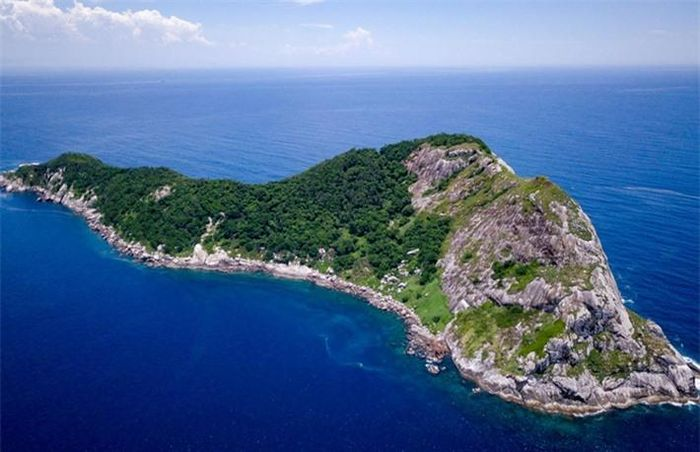 Đảo Ilha da Queimada Grande này có diện tích 43ha và nằm cách bờ biển bang Sao Paulo khoảng 35 km. Điều đặc biệt đáng sợ là mỗi mét vuông trên đảo có thể chứa từ 1 đến 5 con rắn độc, và đứng giữa đảo này, bạn không thể tránh khỏi việc đi đâu cũng dẫm phải rắn.