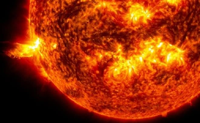 Để hiểu được tình huống này, chúng ta cần tìm hiểu về chu kỳ hoạt động của Mặt Trời. Mặt Trời có các chu kỳ hoạt động khoảng 11 năm, được gọi là chu kỳ Mặt Trời. Trong thời kỳ hoạt động, Mặt Trời có nhiều vết đen và bức xạ nhiều năng lượng hơn. Trong thời kỳ không hoạt động, Mặt Trời ít vết đen hơn và bức xạ ít năng lượng.