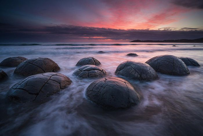 7. Những tảng đá ở Moeraki, New Zealand: Đây là một trong những địa điểm rành rành thuộc Trái Đất nhưng cứ ngỡ lạc vào hành tinh khác. Tới nay, những tảng đá hình cầu bí ẩn nằm rải rác dọc bãi biển Koekohe, New Zealand vẫn là một bí ẩn lớn khiến các nhà khoa học đau đầu tìm lời giải. Theo các nhà khoa học, những tảng đá này hình thành bắt đầu từ khoảng 60 triệu năm trước.