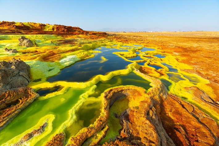 8. Dallol, Ethiopia. Dallol là một ví dụ địa chất kỳ thú về thành tạo muối, suối axit và khí đốt phun trào. Khu vực thủy nhiệt tuyệt vời được cho là nóng nhất thế giới, với mức nhiệt độ trung bình trong mùa hè lên tới 114 độ C.