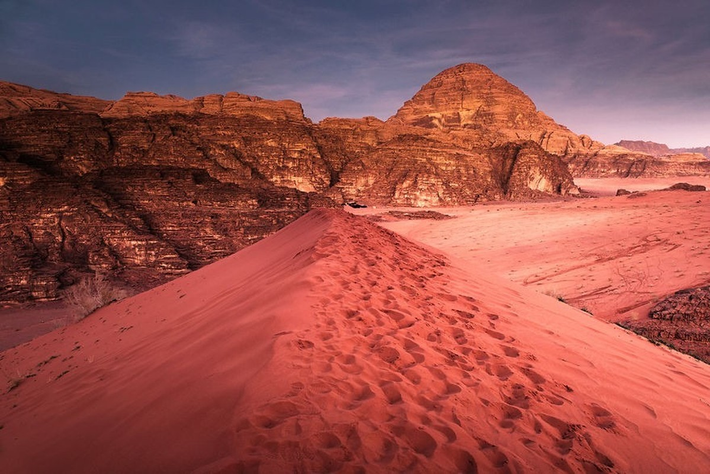 5. Sa mạc Wadi Rum. Sa mạc Wadi Rum là một trong những nơi có cảnh quan kỳ lạ nhất trên Trái Đất. Những vách đá trông không giống bất cứ vách đá nào khác trên hành tinh. Nhiều bộ phim nổi tiếng đã được quay tại đây như Transformer: Revenge of the Fallen.
