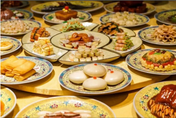 Trong Tử Cấm Thành, bữa tiệc tất niên phải có món bánh bao, ban đầu là bánh chay, sau đó trở nên đa dạng với nhiều loại nhân thịt khác nhau. Hoàng đế và hoàng hậu chủ trì bữa tiệc, tuân thủ quy tắc nghiêm ngặt về số lượng và hương vị món ăn.