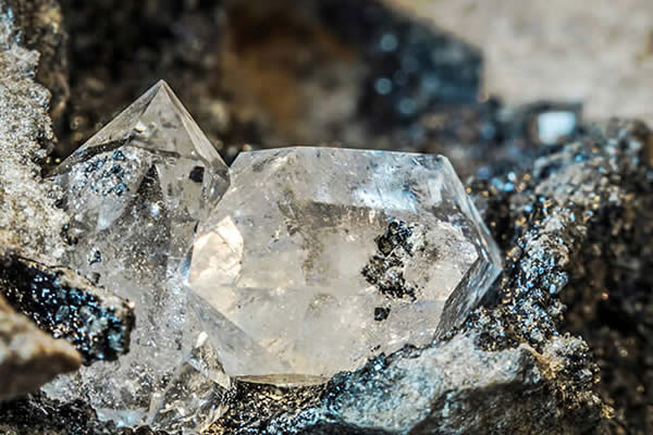 Sau khi công trình bị tháo dỡ để thăm dò, các chuyên gia xác nhận đây là kim cương tự nhiên.