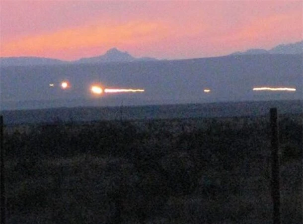 1. Đèn Marfa ở Texas: Hiện tượng ánh sáng nhảy múa ở Marfa, Texas, vẫn là một bí ẩn. Có giả thuyết cho rằng nó là do phản xạ ánh sáng từ lửa trại hoặc đèn pha xe hơi, nhưng cảm giác này xuất hiện từ năm 1883.