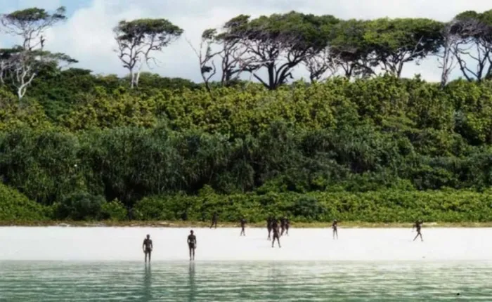 Trong gần 60.000 năm qua, người Sentinelese sống cô lập trên đảo North Sentinel. Hòn đảo có rừng bao phủ, không chứa các bến cảng tự nhiên, bao quanh bởi các rạn san hô sắc nét và khiến cho bất kỳ hành trình nào đến hòn đảo đều trở nên khó khăn.