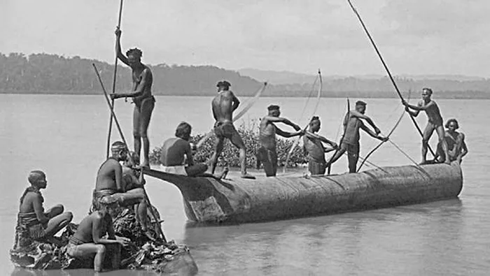 Tộc người Sentinelese bắt cá bằng cung tên