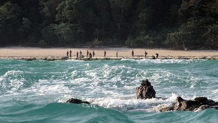 Cho đến bây giờ, người Sentinelese vẫn sống như 60.000 năm trước, vẫn sử dụng cung tên khi thấy những con tàu lạ có ý tiến vào…
