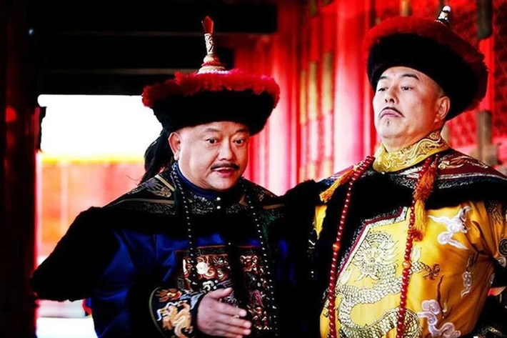 Trước khi qua đời, Càn Long đã khuyên Gia Khánh không nên giết Hòa Thân. Tuy nhiên, sau khi Càn Long từ giã cuộc sống, Gia Khánh lại quyết định "ban chết" Hòa Thân, lấy đi tài sản khổng lồ của ông.