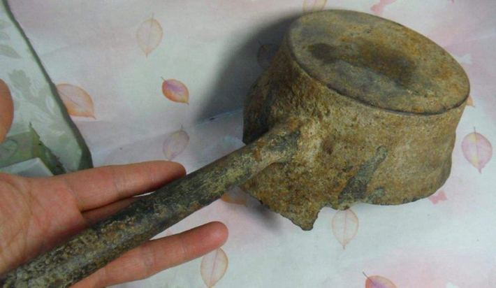 Trong quá khứ, những chiếc bàn là tương tự được sử dụng như dụng cụ tra tấn tội phạm và sau này phát triển thành dụng cụ ủi quần áo, đặc biệt được ưa chuộng trong giai đoạn nhà Đường.