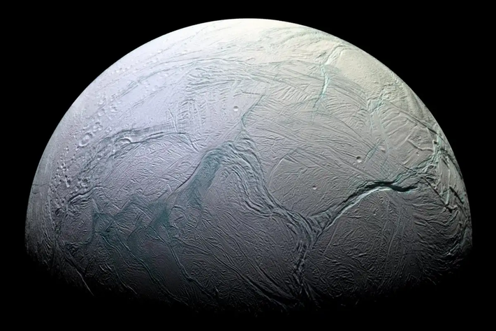 Vì vậy, họ đã so sánh chúng với 2 vệ tinh Enceladus và Europa và nhận thấy cả hai đều có thể ẩn chứa một đại dương rộng lớn bên dưới bề mặt. (Ảnh:New Scientist)