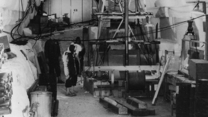 Được xây dựng vào năm 1959, Camp Century là một phần của dự án quân sự bí mật của Mỹ nhằm thử nghiệm khả năng phóng tên lửa hạt nhân từ Bắc Cực. Với mạng lưới đường hầm dài hàng chục km, căn cứ này được cung cấp năng lượng bởi một lò phản ứng hạt nhân. Tuy nhiên, đến năm 1967, căn cứ này bị bỏ hoang sau khi chương trình phóng tên lửa bị hủy bỏ.(Ảnh: Sky News)
