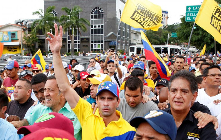 Thủ lĩnh đảng đối lập và Thống đốc bang Miranda Henrique Capriles (ở giữa) tham gia vào cuộc biểu tình ở Caracas hôm 26/10.