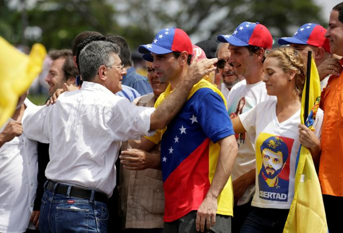 Chủ tịch Quốc hội Venezuela Henry Ramos Allup (trái), thủ lĩnh đảng đối lập Henrique Capriles (giữa) và Thống đốc bang Miranda Lilian Tintori cùng vợ của thủ lĩnh đảng đối lập bị bắt giữ tham gia biểu tình chống đối chính phủ.
