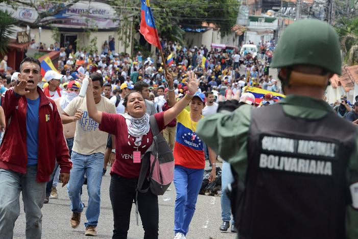 Nhiều người quá khích hét to về phía Lực lượng Vệ binh Venezuela trong cuộc biểu tình ở San Cristobal.