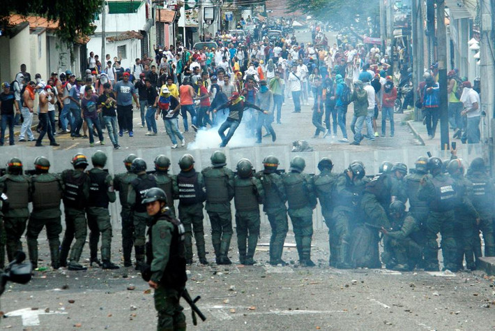 Những người biểu tình đụng độ với các thành viên Vệ sinh Quốc gia Venezuela để đòi mở cuộc trưng cầu dân ý, phế truất đương kim Tổng thống Nicolas Maduro. Cuộc biểu tình này đã trở thành bạo loạn ở Venezuela.