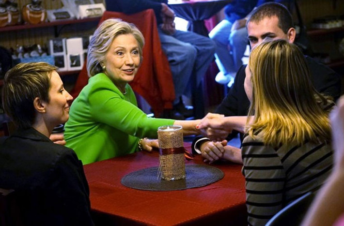 Trong một lần thổ lộ với khán giả năm 2012, nữ ứng viên tổng thống Hillary Clinton tiết lộ rằng, năm 13 tuổi, bà đã từng viết một lá thư tới NASA bày tỏ ước muốn bay lên Mặt trăng. Tuy nhiên, ước mơ thủa thiếu thời đó đã không trở thành sự thật.