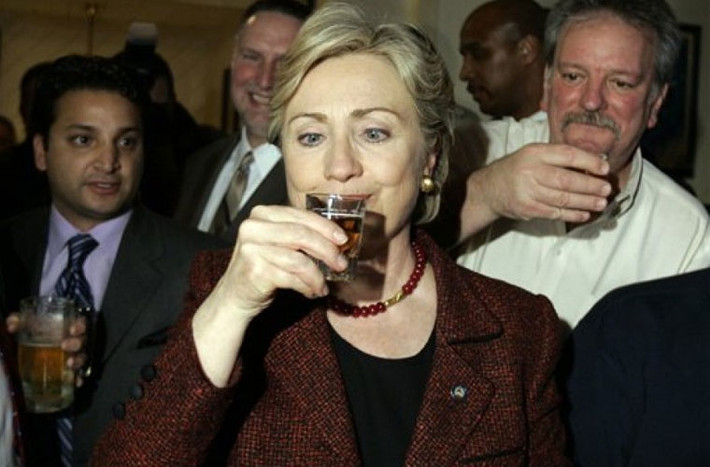 Bà Hillary Clinton là một người có tửu lượng khá tốt. Chủ một nhà hàng ở Estonia tên Dimitri Demjanov kể rằng, vào một buổi đêm, bà Clinton đã hạ gục Thượng Nghị sỹ John McCain sau bốn lượt uống rượu.