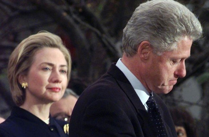 Giữa lúc bão scandal ngoại tình của đương kim Tổng thống Clinton với nữ thực tập sinh Monica Lewinsky tràn ngập trên các mặt báo, bà Hillary Clinton đã "cấm cửa" ông chồng suốt ba tháng trời.