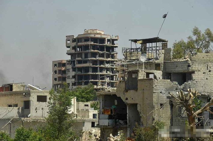 Các tòa nhà đổ nát ở al-Qaboun, vùng phía đông Damascus.