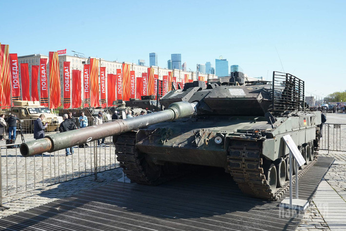 Xe tăng Leopard 2A6 bị bắt giữ.