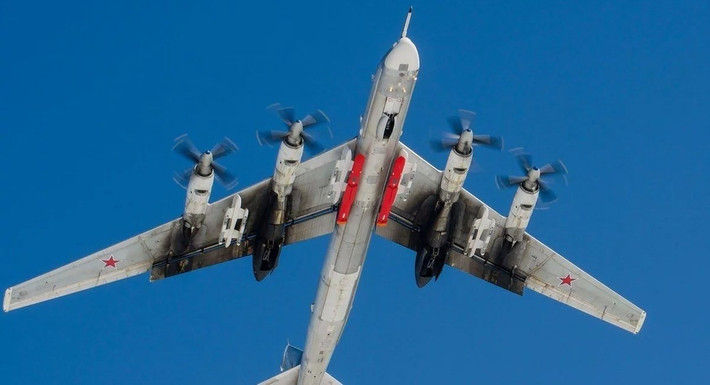 Kh-101 được tích hợp công nghệ tàng hình giúp nó lẩn tránh được radar phòng không của đối phương. Nó được trang bị hệ thống điều hướng bằng quán tính tiên tiến và công nghệ định vị vệ tinh hiện đại. Tên lửa Kh-101 có khả năng bay xa tới hàng ngàn kilomet, mang theo đầu đạn nặng tới 400kg (phiên bản vũ khí thông thường) và đầu đạn có sức công phá là 250 kiloton (phiên bản hạt nhân).