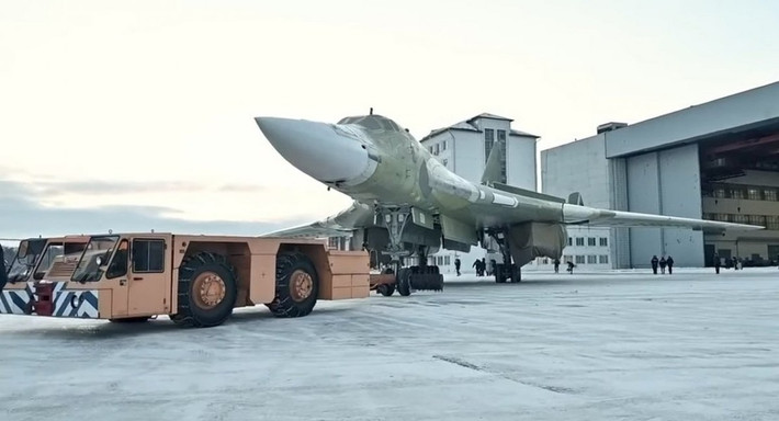 Kho vũ khí trang bị của máy bay ném bom chiến lược Nga bao gồm các loại tên lửa hành trình tầm xa như Kh-101/102, Kh-BD, Kh-555... khiến chiếc oanh tạc cơ này trở thành một công cụ răn đe hạt nhân rất mạnh mẽ.