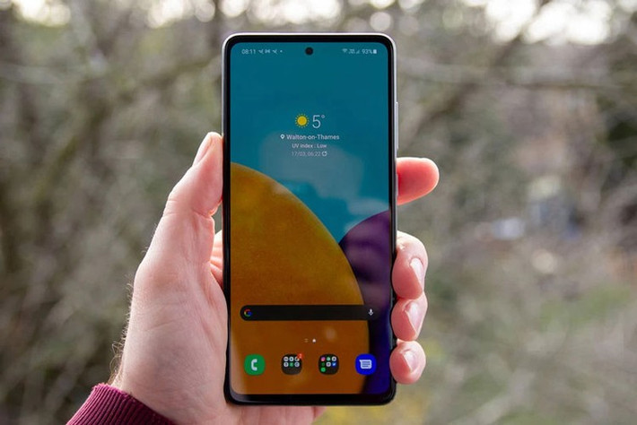 Dung lượng pin của Samsung Galaxy A52 5G ở mức 4.500 mAh, tích hợp sạc nhanh với nguồn ra 25W. Nhờ đó, nó chỉ mất 30 phút để sạc từ 0-50%. Theo hãng điện tử Hàn Quốc, viên pin này có thể cho thời gian sử dụng lên tới 2 ngày/lần sạc.