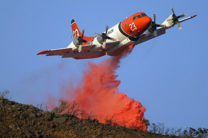 7. Máy bay Global Super Tanker : Global Super Tanker không phải là máy bay chữa cháy duy nhất nhưng nó thực sự khác biệt với các loại máy bay cùng chức năng khác. Đặc biệt hơn cả, Global Super Tanker có thể di chuyển với tốc độ lên tới gần 1.000 km/h, nhanh hơn bất kỳ chiếc máy bay chữa cháy nào. Global Super Tanker có khả năng thực hiện 8 lần thả chất chống cháy trong một chuyến bay duy nhất. Thời gian nạp đầy khoang chứa 75 nghìn lít chất chống cháy chỉ mất chưa đầy 30 phút. Chính vì vậy nó thường được sử dụng để chữa cháy rừng, cháy giàn khoan trên biển hay các tòa cao ốc.