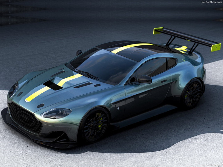 Phiên bản Aston Martin Vantage AMR Pro là một trong những model hiếm hoi thu hẹp khoảng cách giữa xe thể thao đường phố và xe đua. Nó được thiết kế bởi nhà sản xuất ôtô và đội đua AMR (Aston Martin Racing).